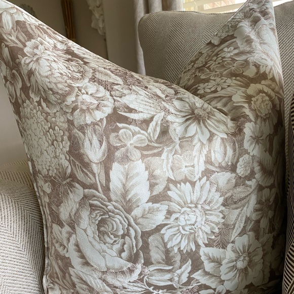 The Hattie Pillow Cover - Picture 3 of 6